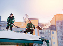 Bezpečnost při shazování sněhu a rampouchů ze střech domů. Odpovědnost, odškodnění a zásady